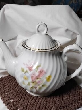 Monno Supreme Porcelain 7" Teapot  Floral Gold Swirled